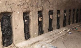 Peru Chan Chan Arkeolojik Bölgesi'ndeki Ürkütücü Maskeler